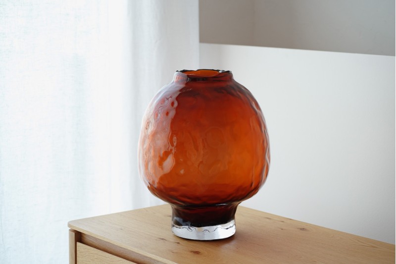 VASE EN VERRE SALETA. COULEUR AMBRE. GRAND