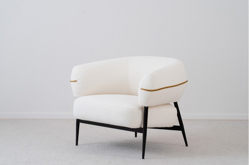 FAUTEUIL.FORME ARRONDIE. REMBOURRE BLANC OCRE