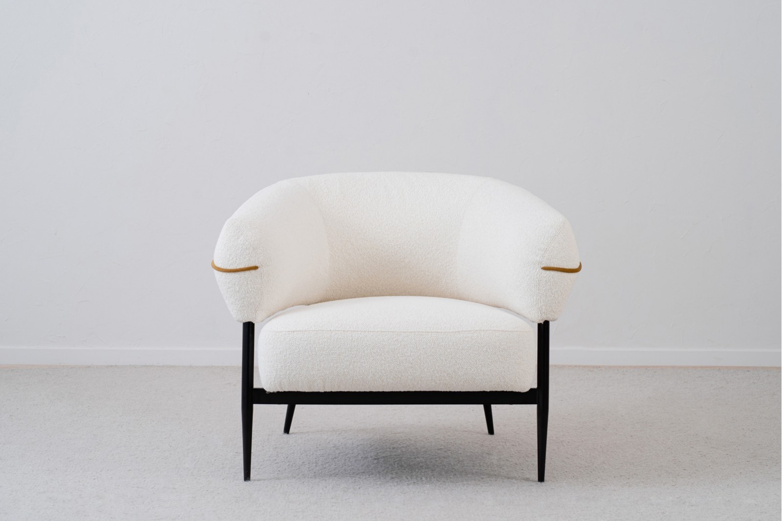 ARMCHAIR. ROUND SHAPE. OFF-WHTE OCHRE UPHOLSTERY