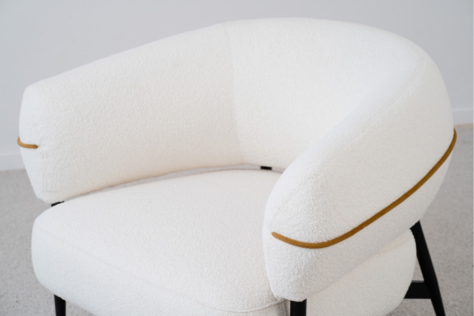 ARMCHAIR. ROUND SHAPE. OFF-WHTE OCHRE UPHOLSTERY