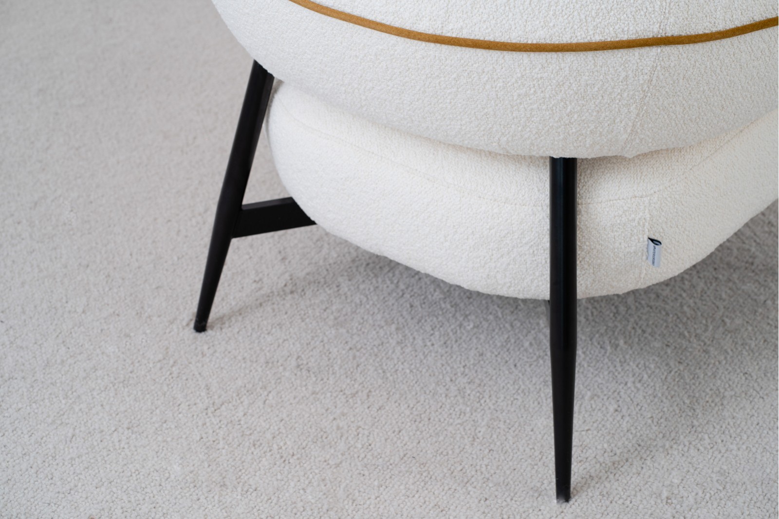 FAUTEUIL.FORME ARRONDIE. REMBOURRE BLANC OCRE