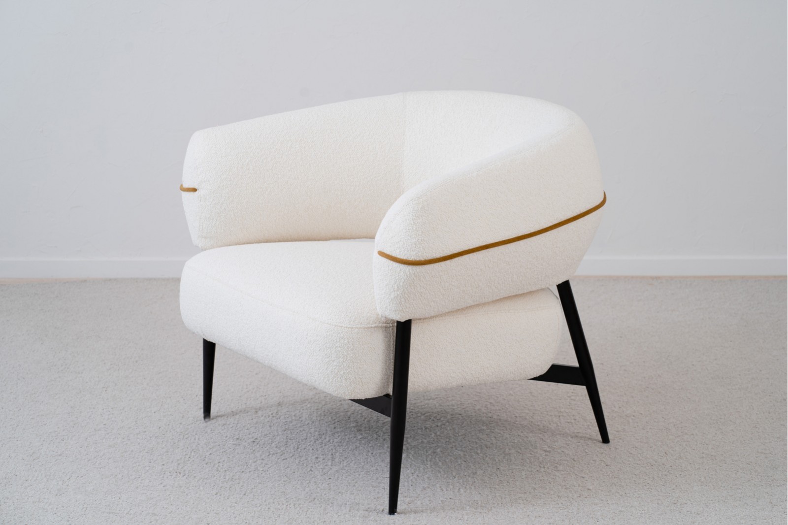 FAUTEUIL.FORME ARRONDIE. REMBOURRE BLANC OCRE
