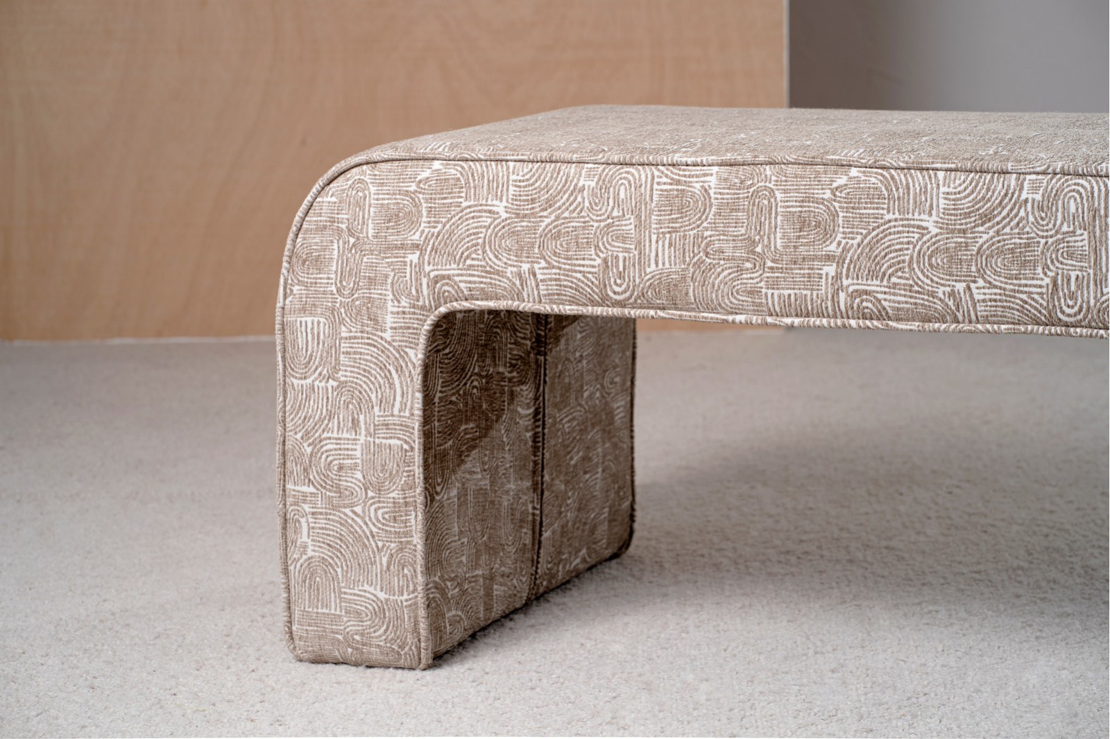 NAIA BENCH. CAMEL AND BEIGE
