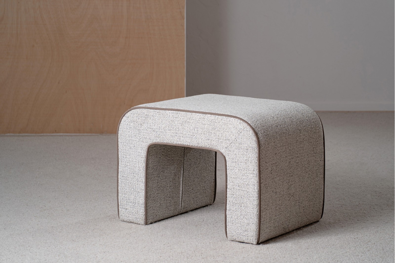 XELA POUF. IVORY GRAY TAUPE