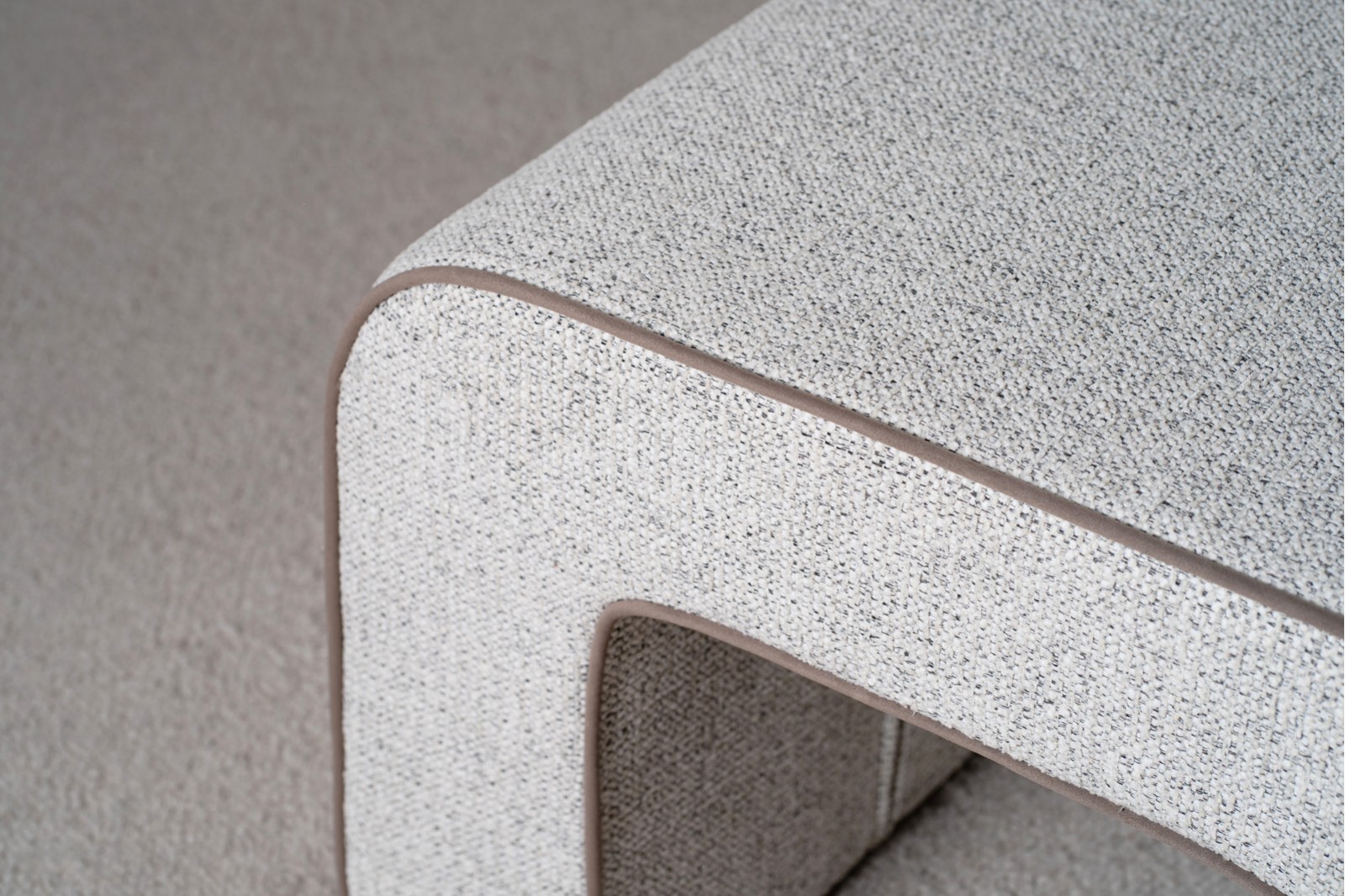 XELA POUF. IVORY GRAY TAUPE