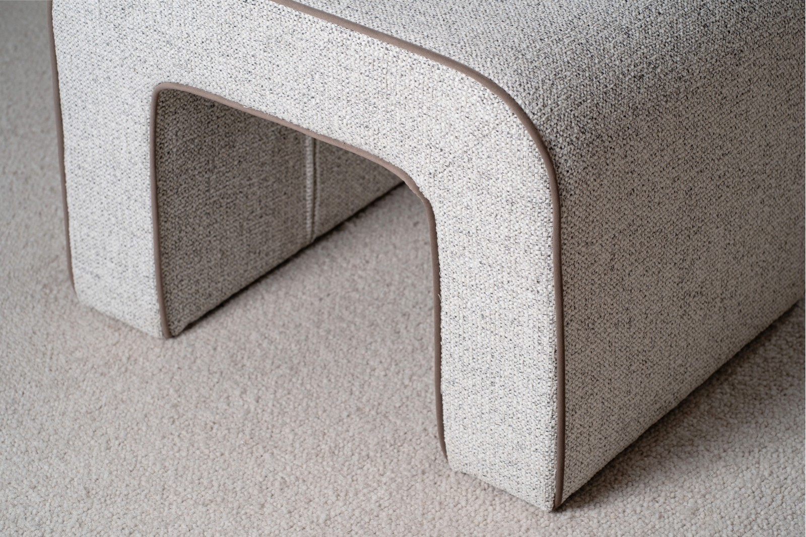 XELA POUF. IVORY GRAY TAUPE