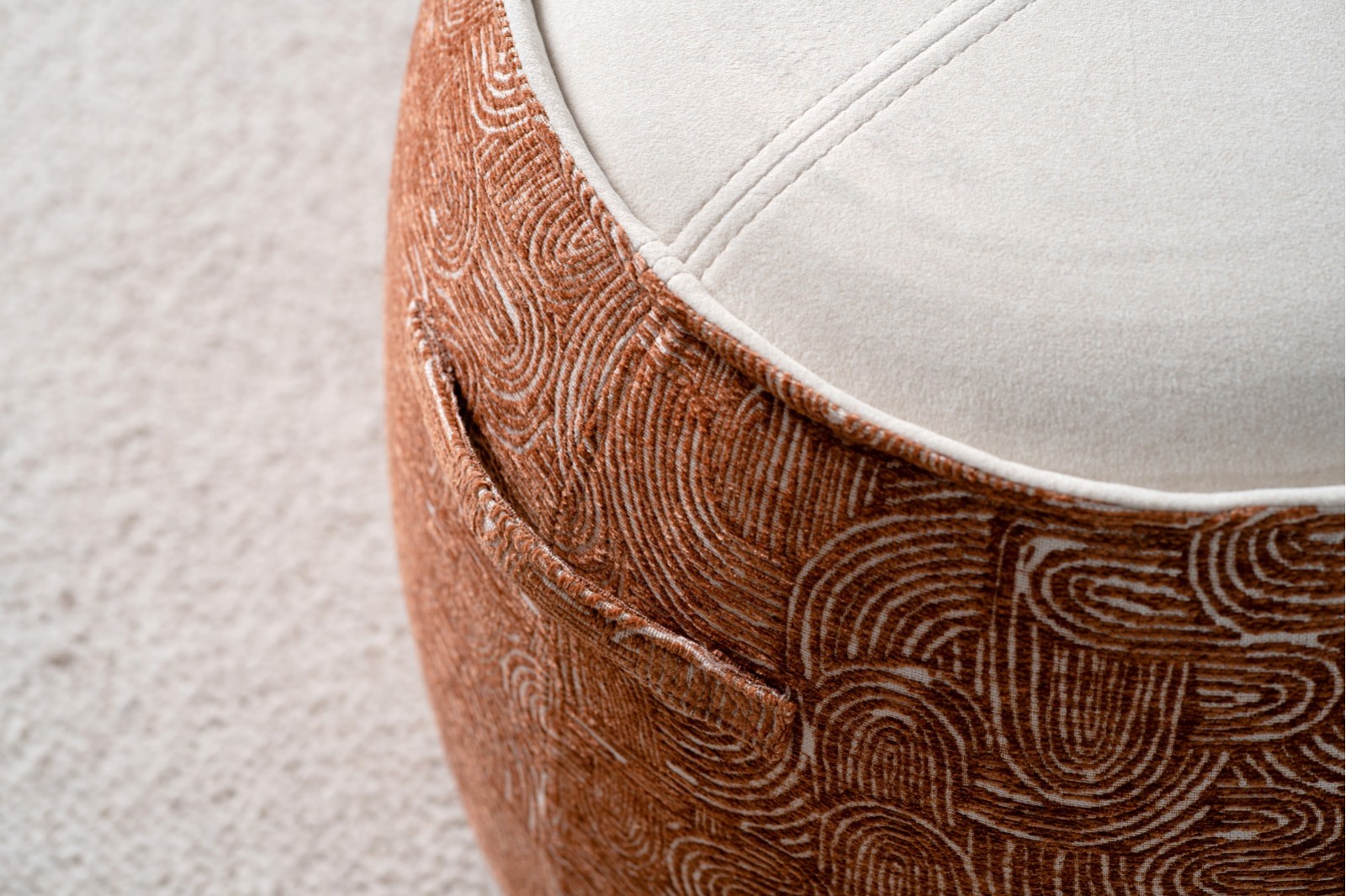 SET 2 EREA POUFS. TERRACOTA AND IVORY