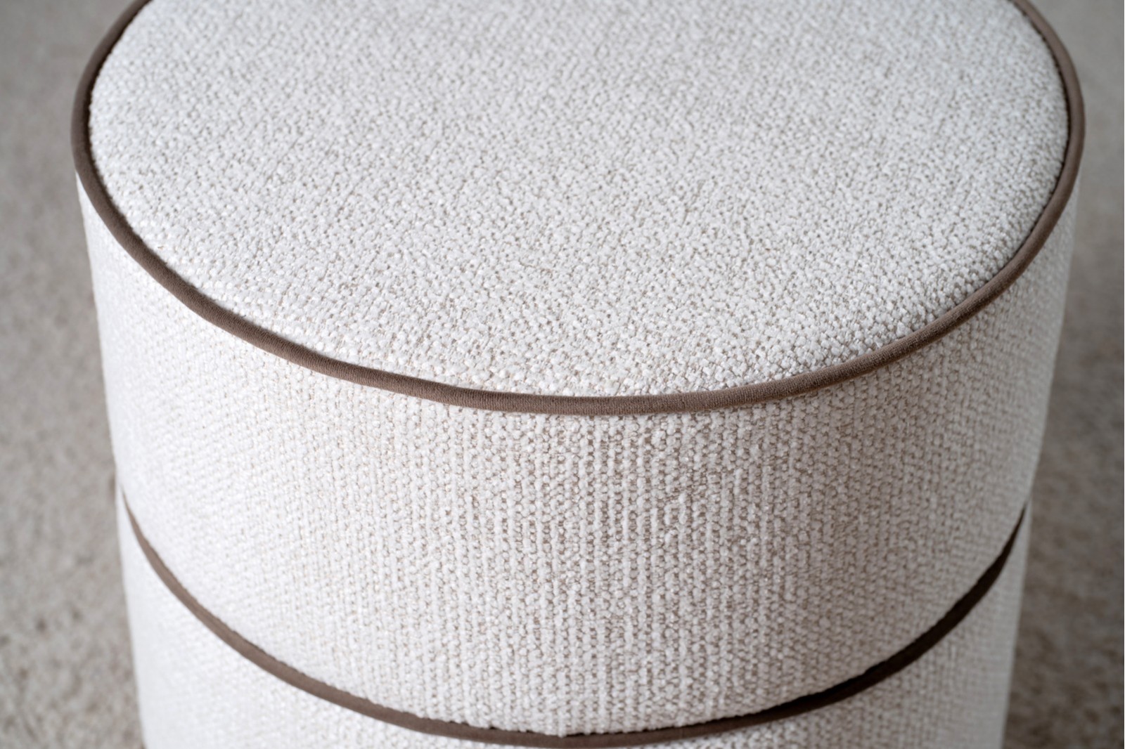 SET 2 POUFS ADA. IVORY AND TAUPE TONES