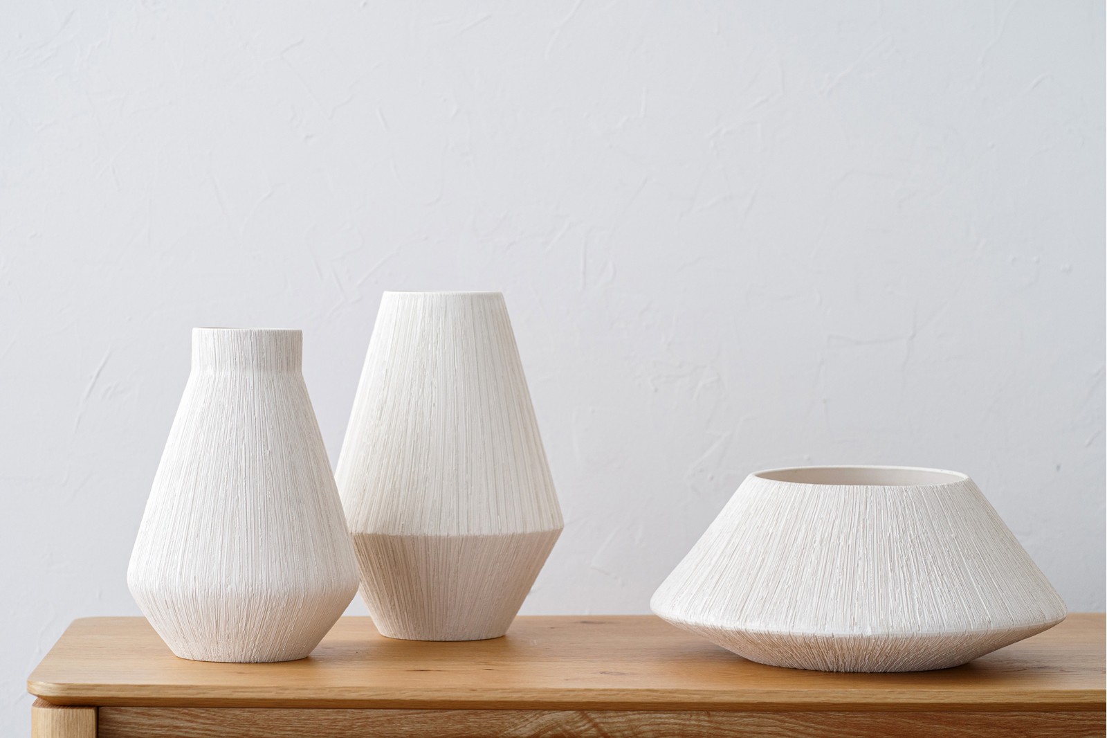 EINÉS COLLECTION: CERAMIC VASES AND CENTREPIECES