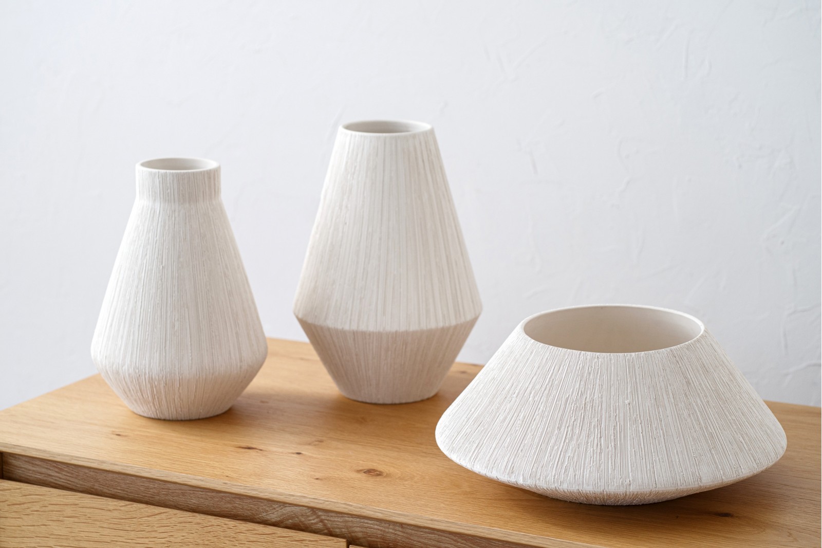 EINÉS COLLECTION: CERAMIC VASES AND CENTREPIECES