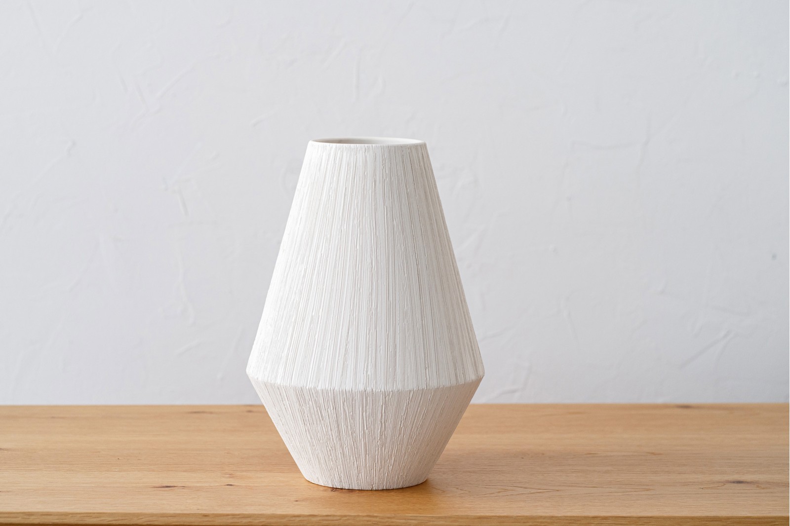 EINÉS COLLECTION: CERAMIC VASES AND CENTREPIECES