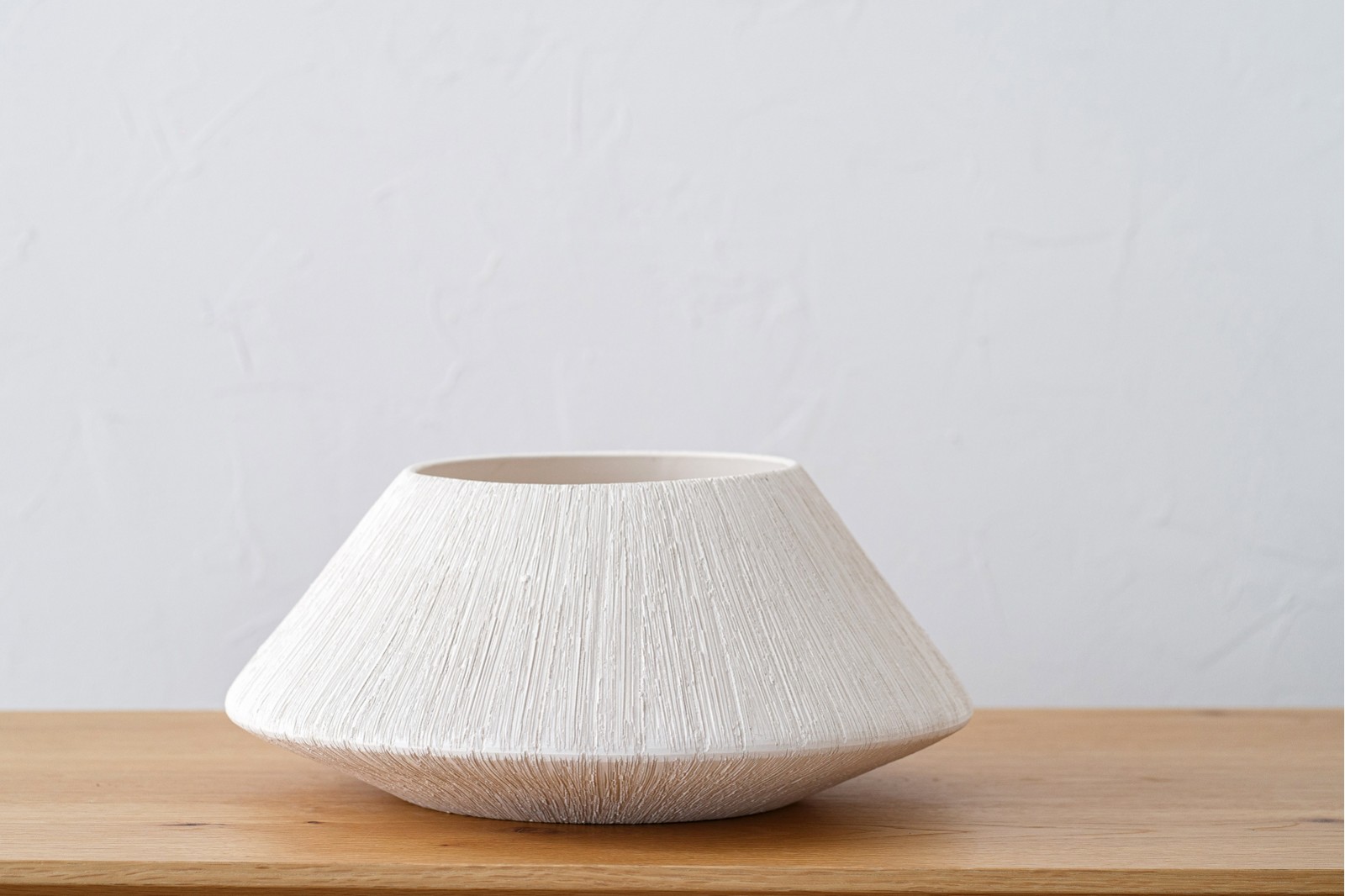 EINÉS COLLECTION: CERAMIC VASES AND CENTREPIECES