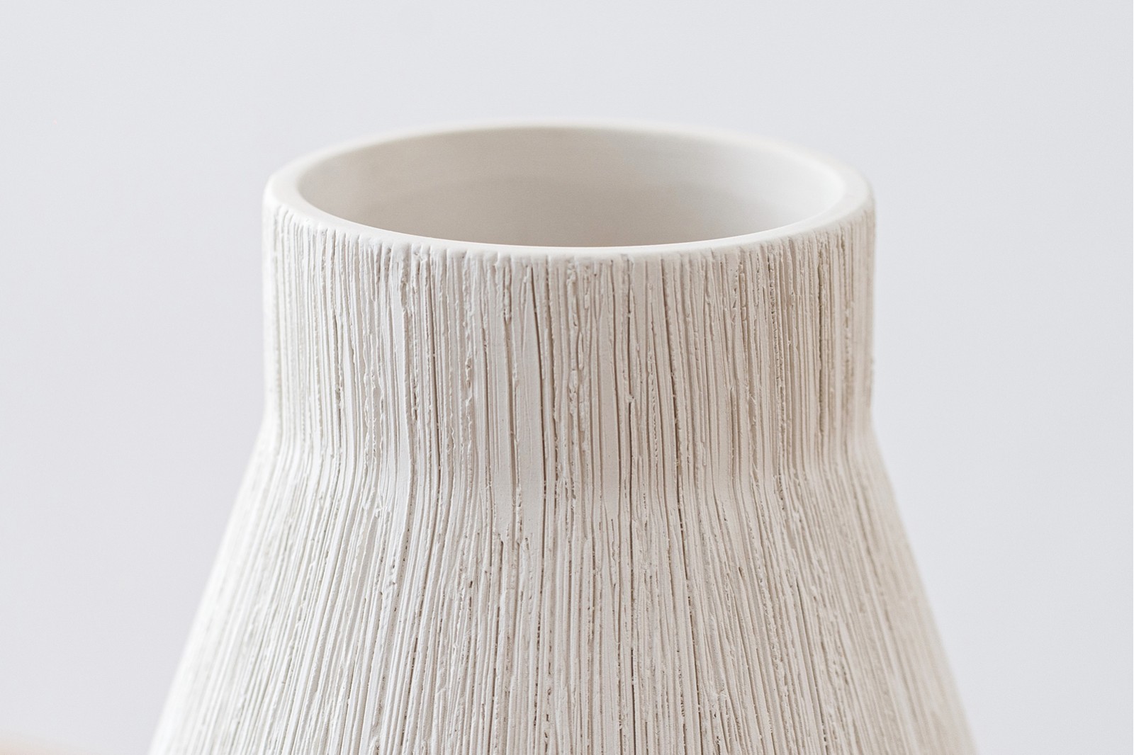 EINÉS COLLECTION: CERAMIC VASES AND CENTREPIECES