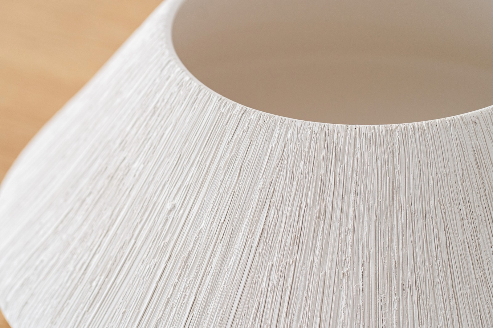 EINÉS COLLECTION: CERAMIC VASES AND CENTREPIECES