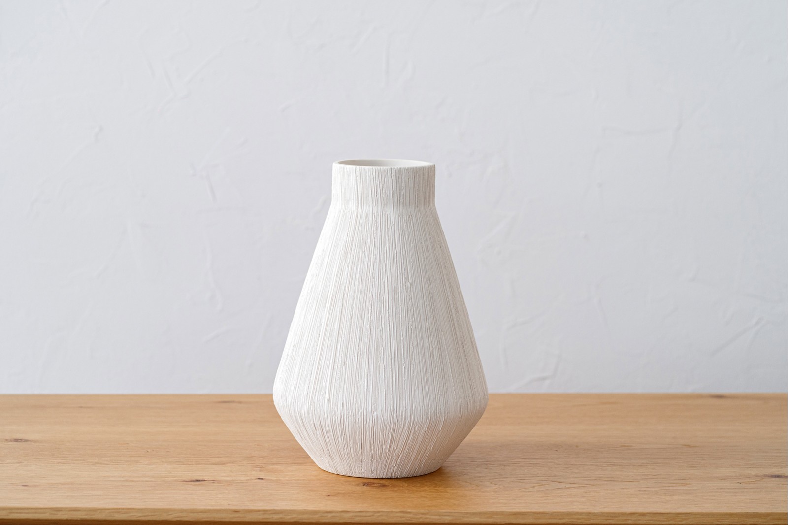 EINÉS COLLECTION: CERAMIC VASES AND CENTREPIECES