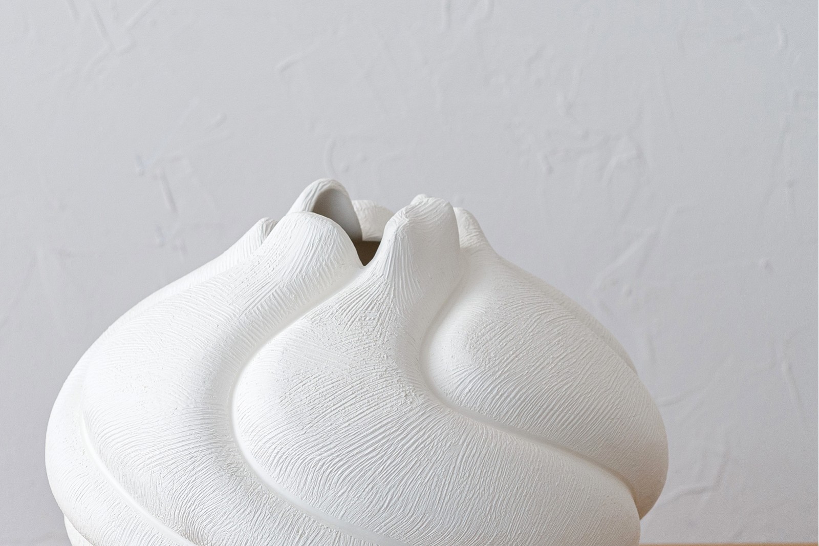 RISCO COLLECTION: CERAMIC VASE AND CENTREPIECE