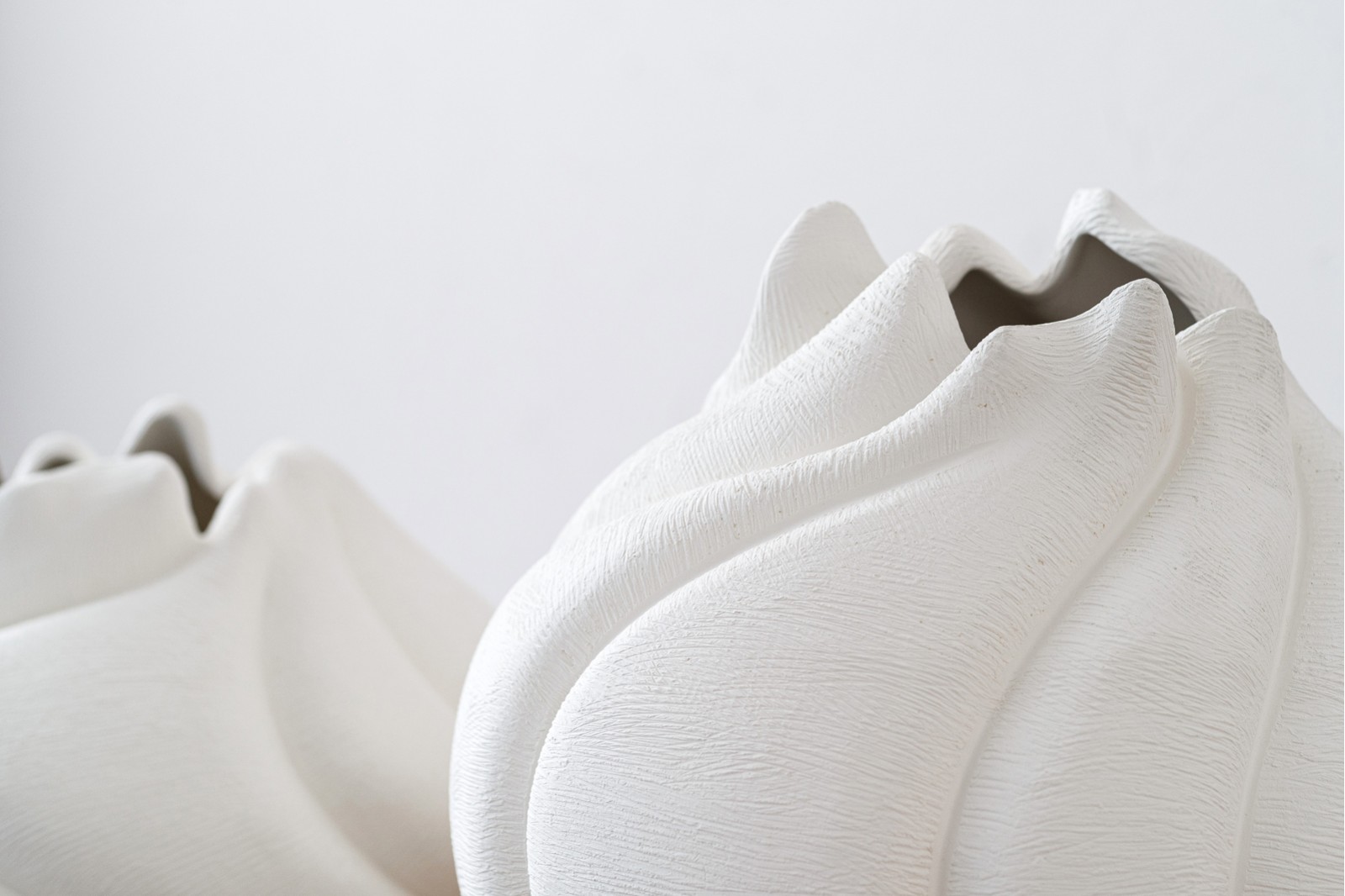 RISCO COLLECTION: CERAMIC VASE AND CENTREPIECE