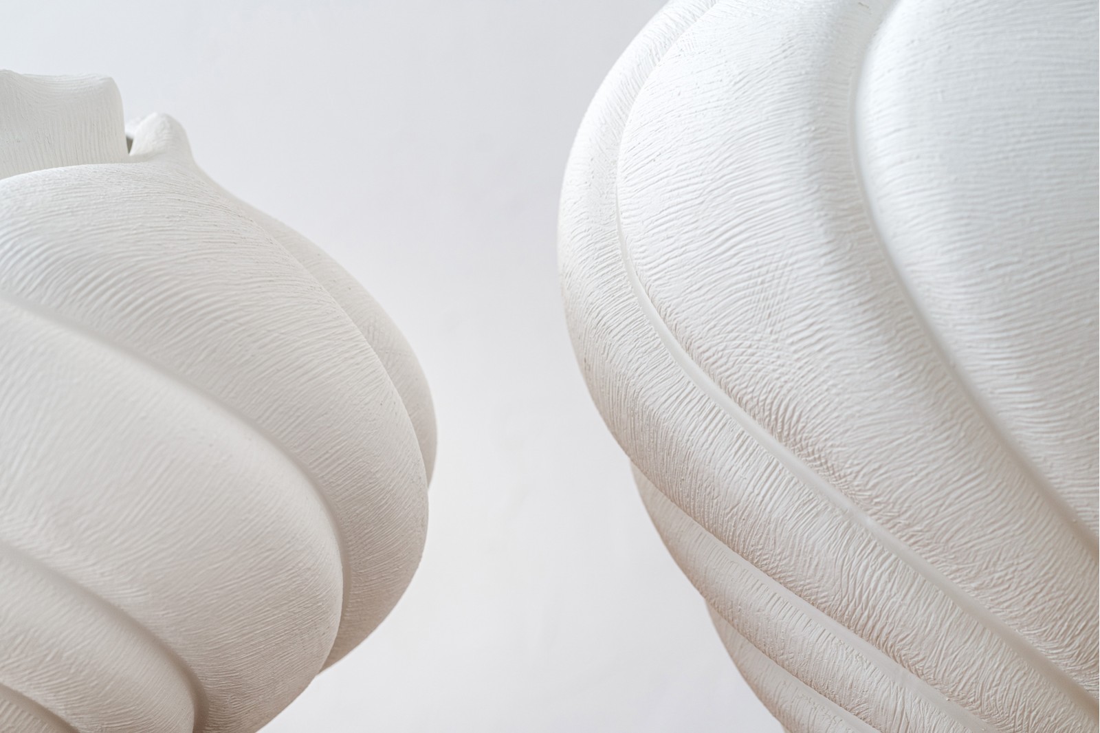 RISCO COLLECTION: CERAMIC VASE AND CENTREPIECE