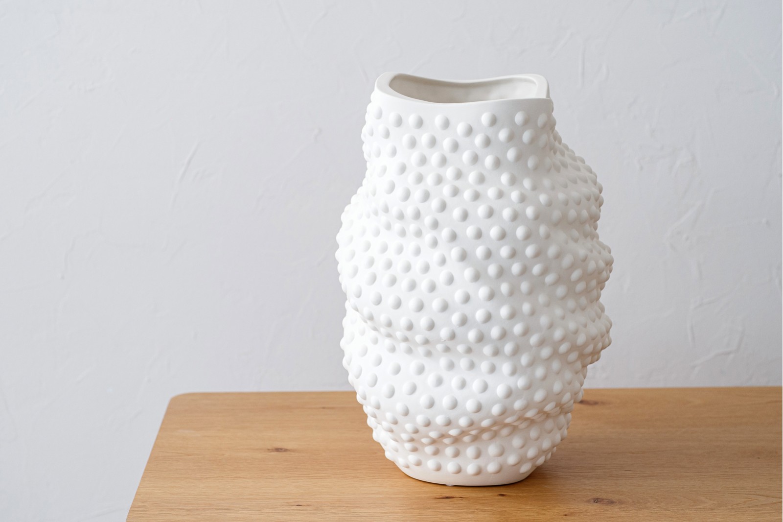 SOIA COLLECTION: CERAMIC VASE AND CENTREPIECE