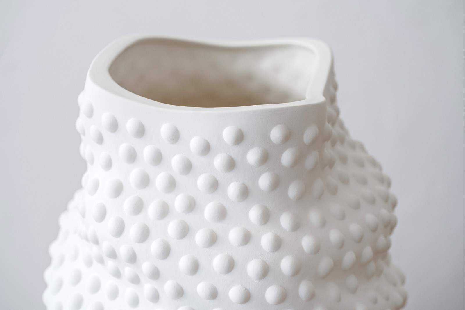 SOIA COLLECTION: CERAMIC VASE AND CENTREPIECE