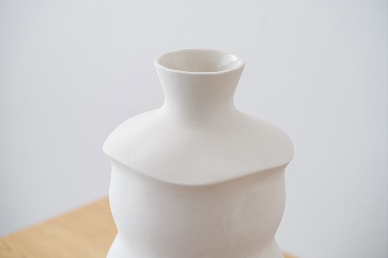 ALÉN COLLECTION: WHITE CERAMIC VASES
