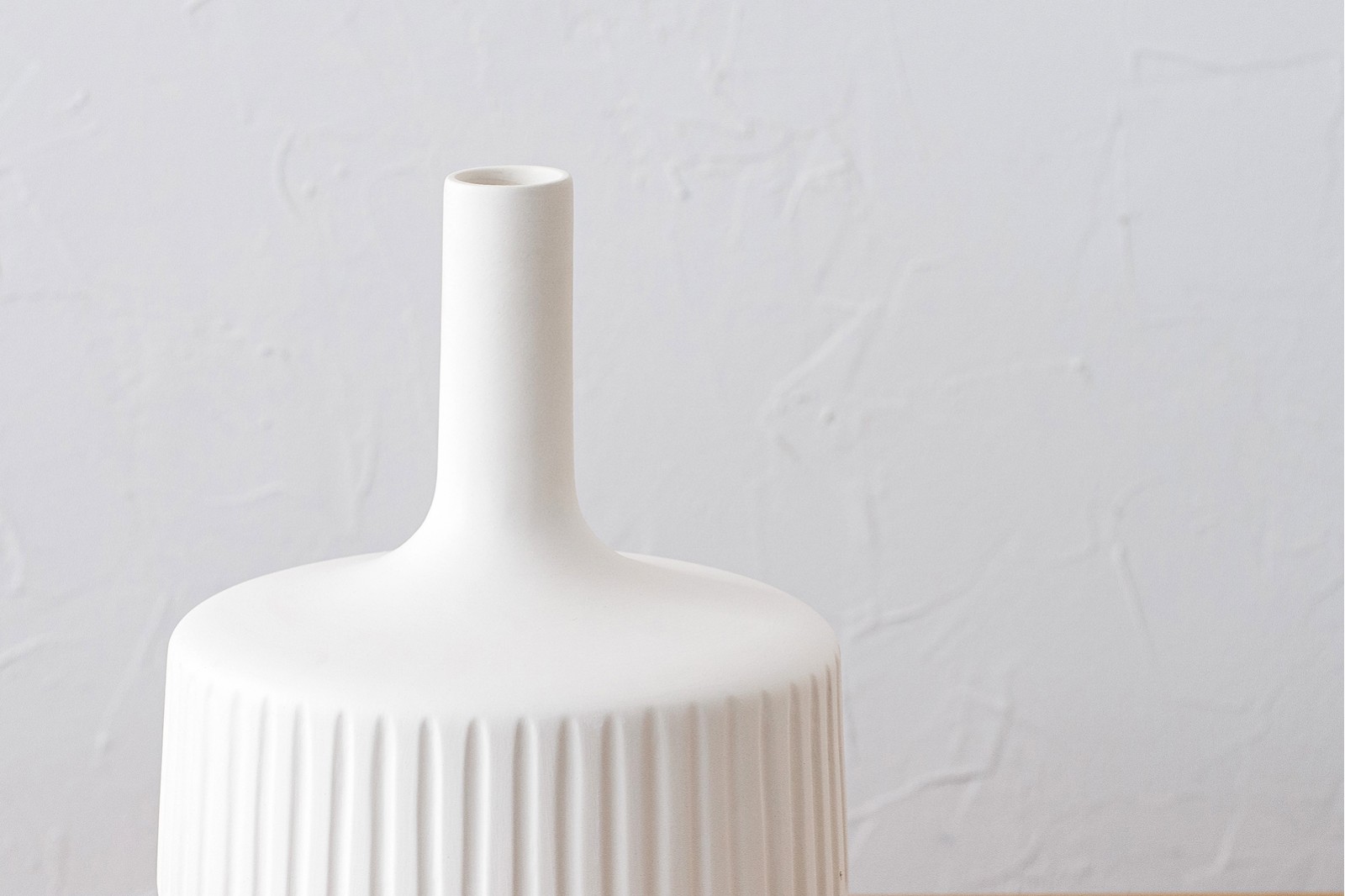 VESTA COLLECTION: WHITE CERAMIC VASES