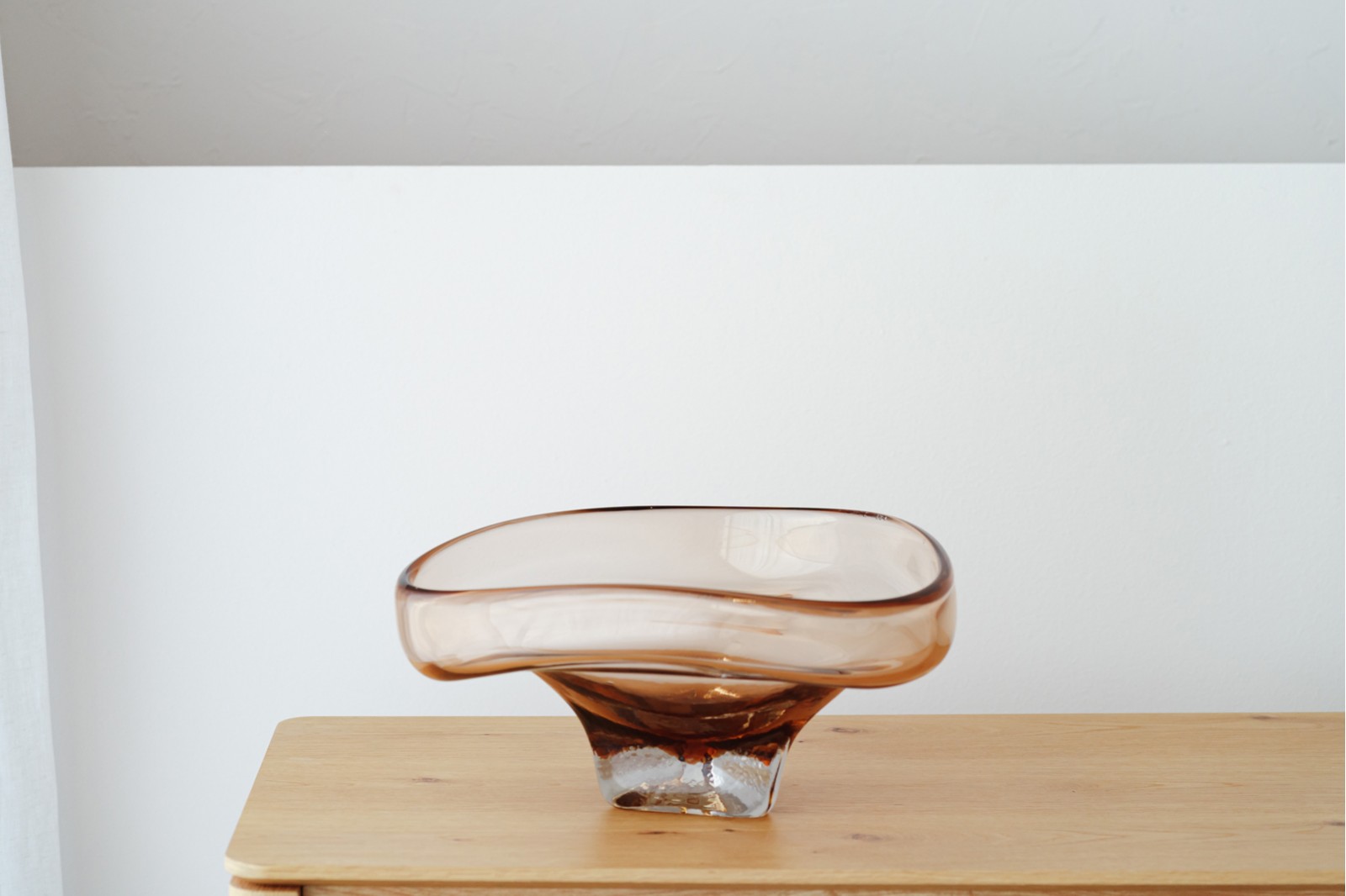 COLLECTION EREA : TABLES CENTRALES EN VERRE COLORÉ