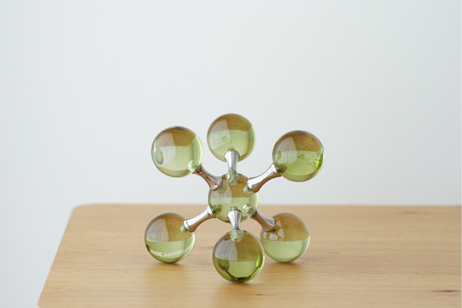 SET 2 PIECES BURGUNDY AND GREEN CRYSTAL. ATOMO
