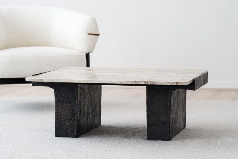 TABLE BASSE CARREE. MARBRE ET METAL