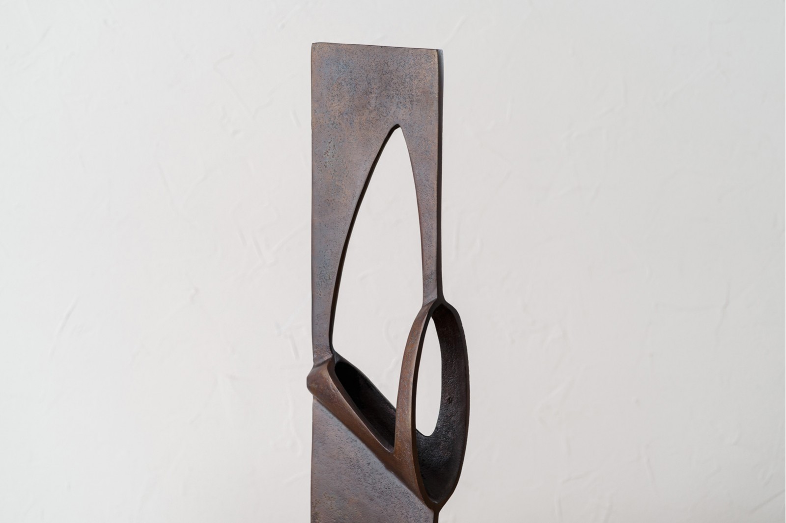 SCULPTURE ABSTRAITE EN METAL. FINITION A L-OXYDE