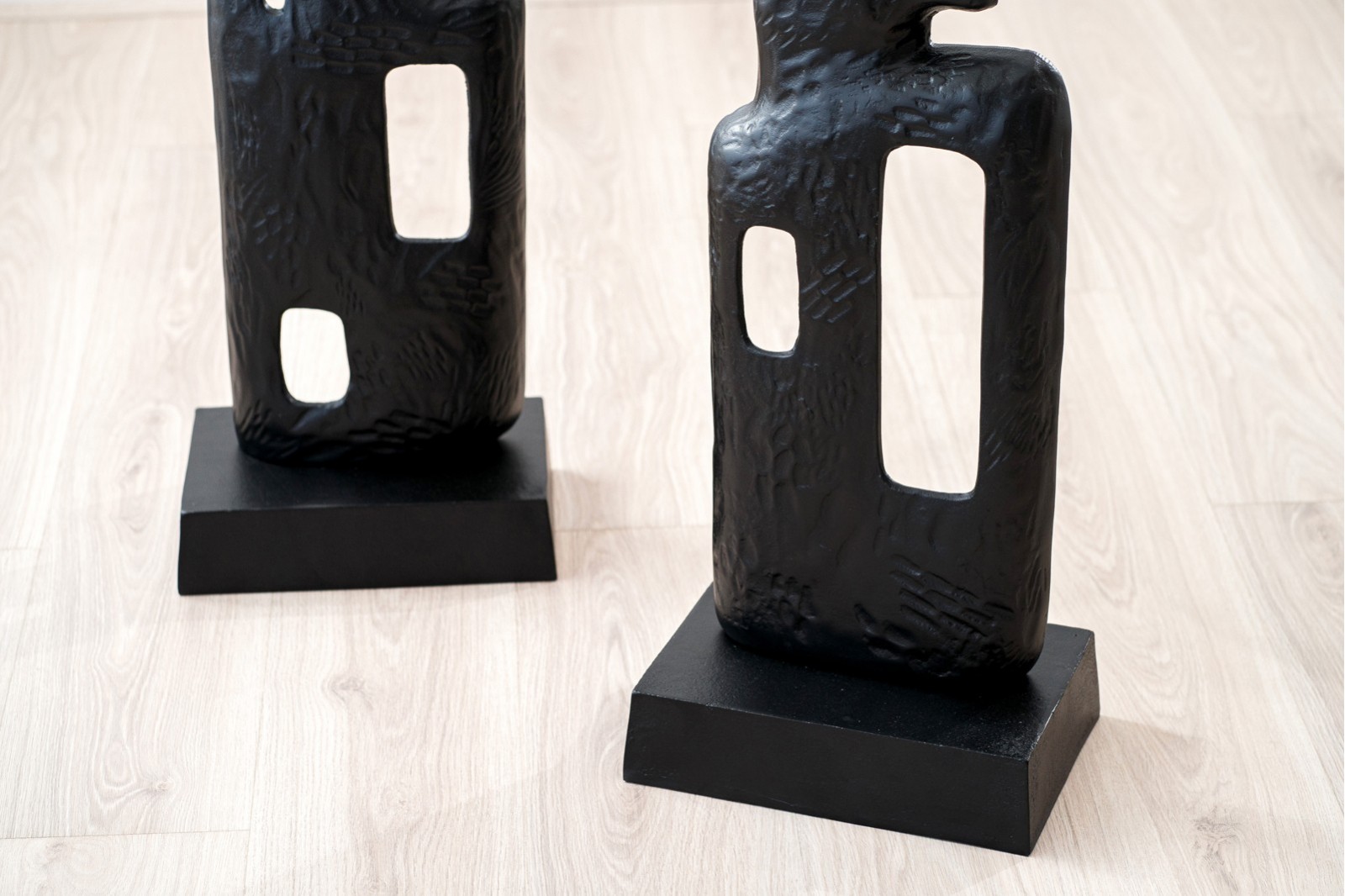 NIM SCULPTURE. METAL. BLACK COLOR. SMALL