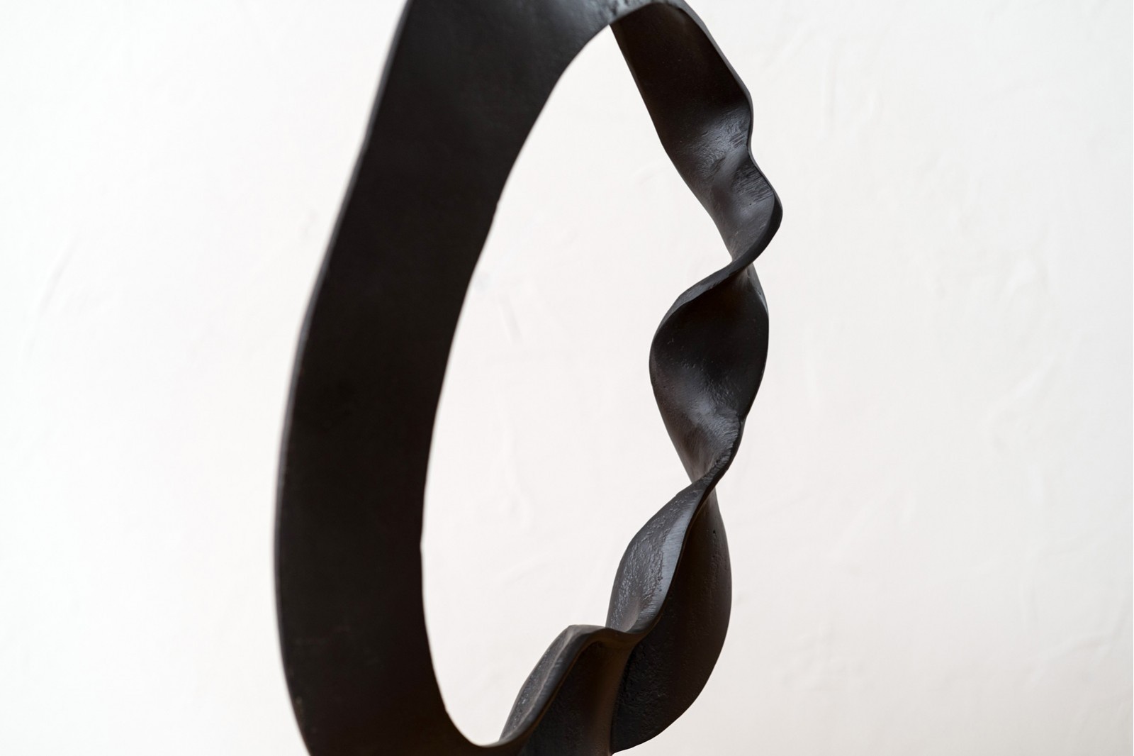 ESCULTURA AIRE. METAL Y MARMOL
