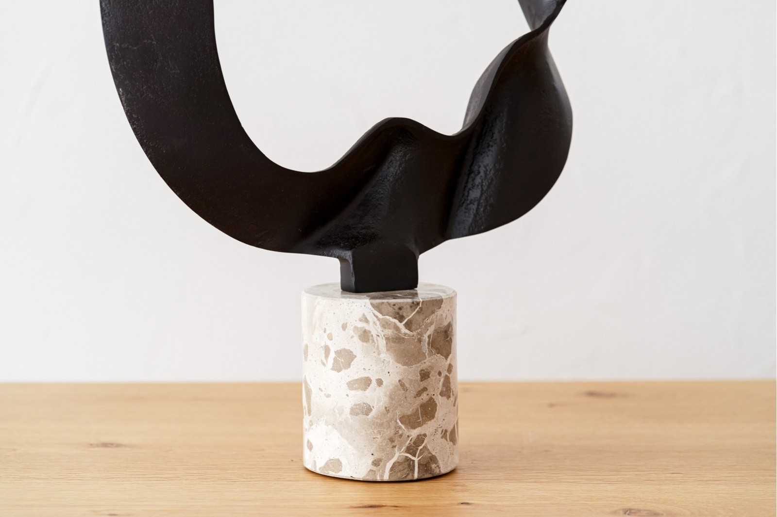 ESCULTURA AIRE. METAL Y MARMOL