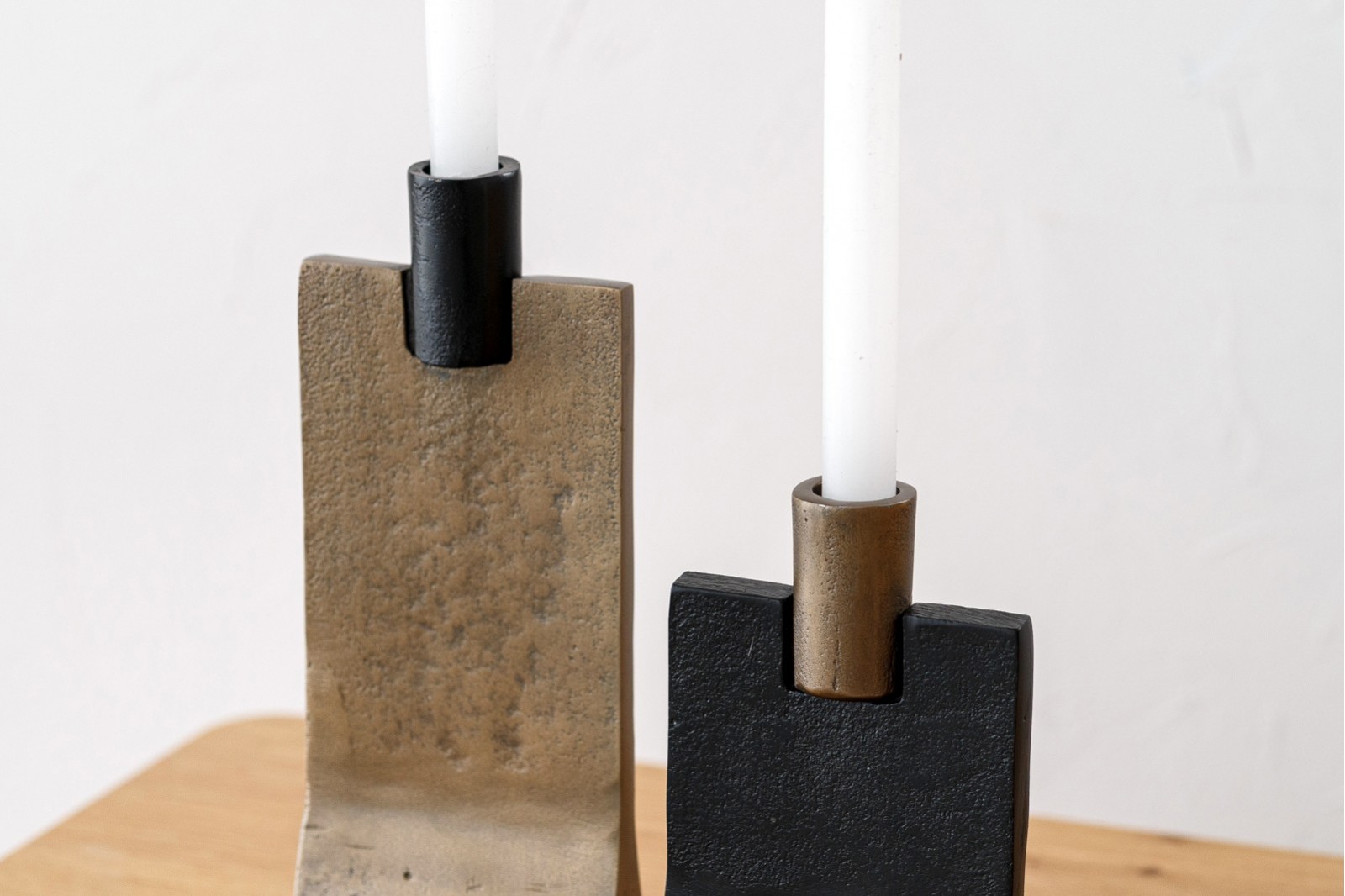 SET 2 CANDELABROS CURVO METAL ORO NEGRO.