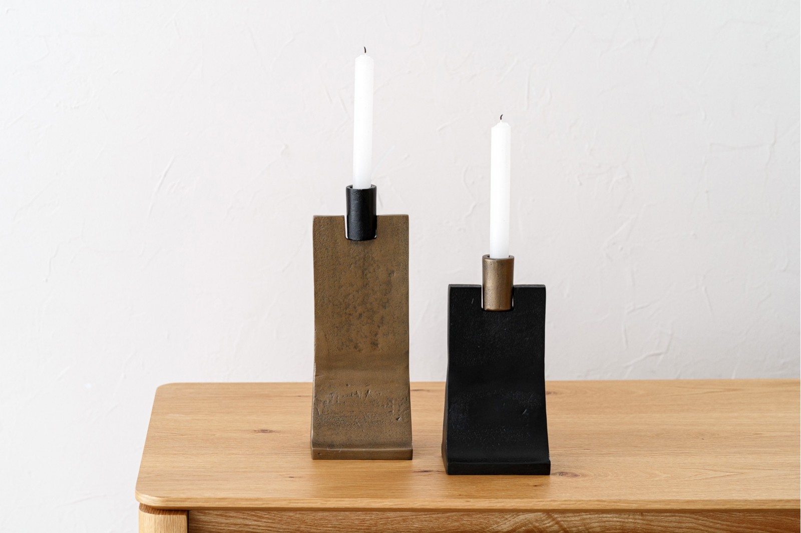 SET 2 CANDELABROS CURVO METAL ORO NEGRO.