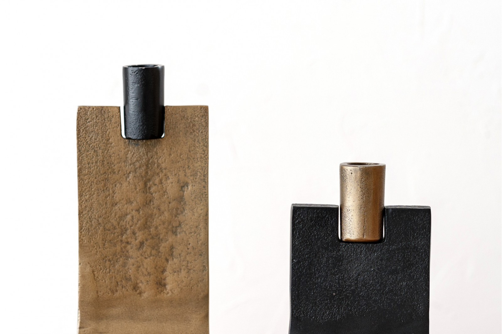SET 2 CANDELABROS CURVO METAL ORO NEGRO.