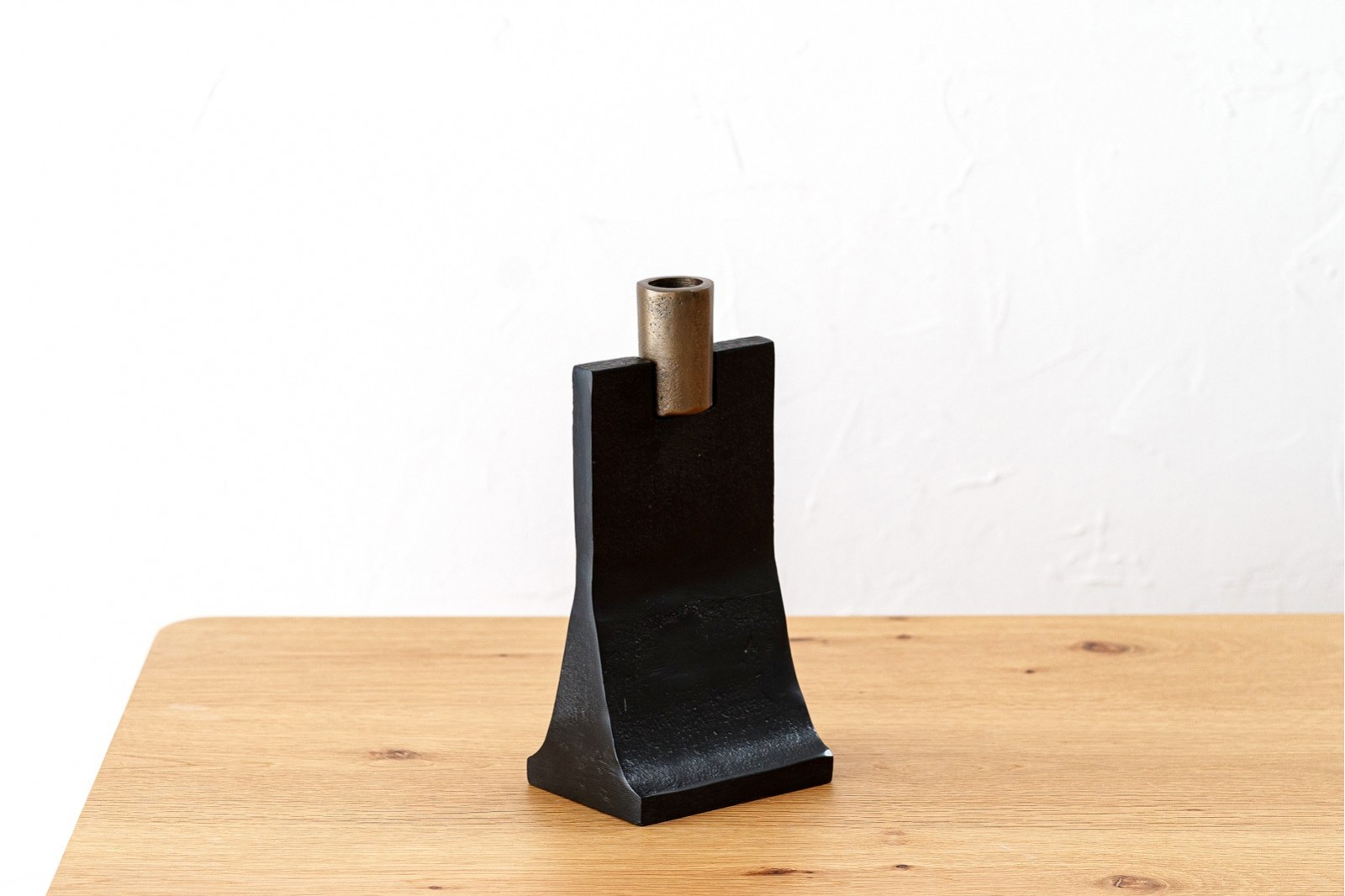 SET OF 2 CURVED CANDLE HOLDERS. BLACK GOLD.