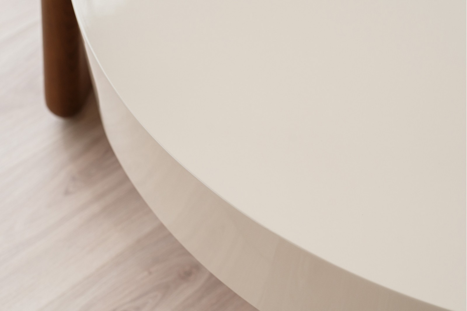 OBI COFFEE TABLE. BEIGE LACQUER AND WALNUT