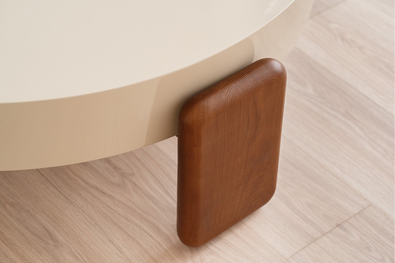 OBI COFFEE TABLE. BEIGE LACQUER AND WALNUT