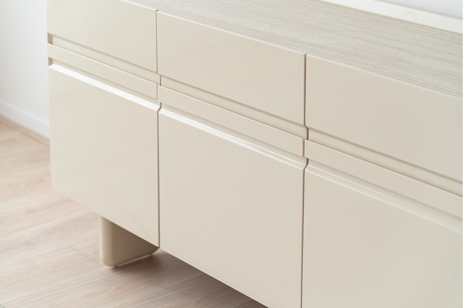 SIDEBOARD EO. CERAMIC TOP AND GLOSSY BEIGE LACQUER