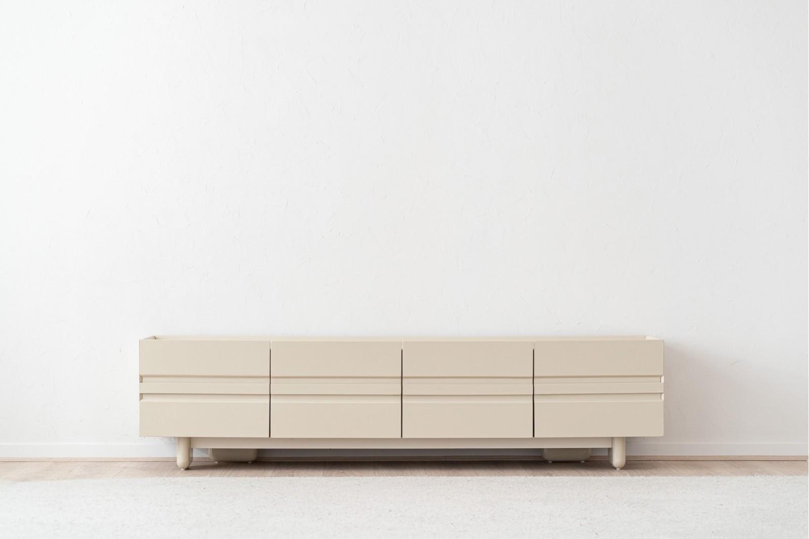 EO TV UNIT. CERAMIC TOP AND GLOSSY BEIGE LACUQER