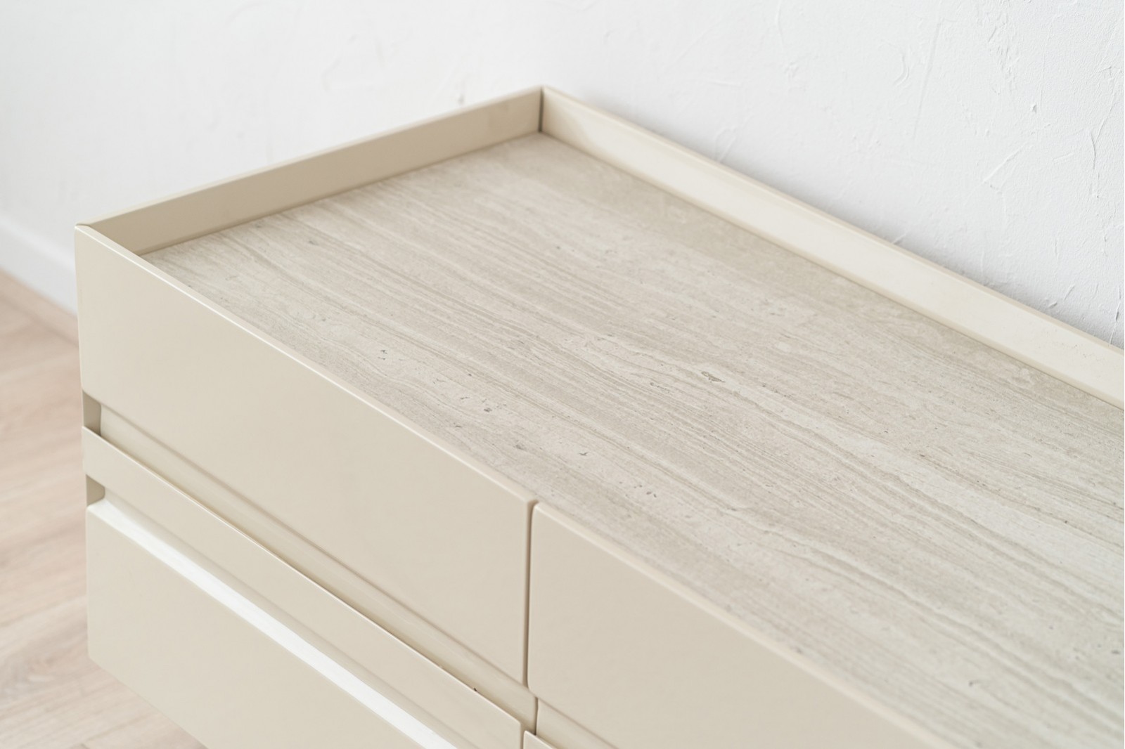EO TV UNIT. CERAMIC TOP AND GLOSSY BEIGE LACUQER