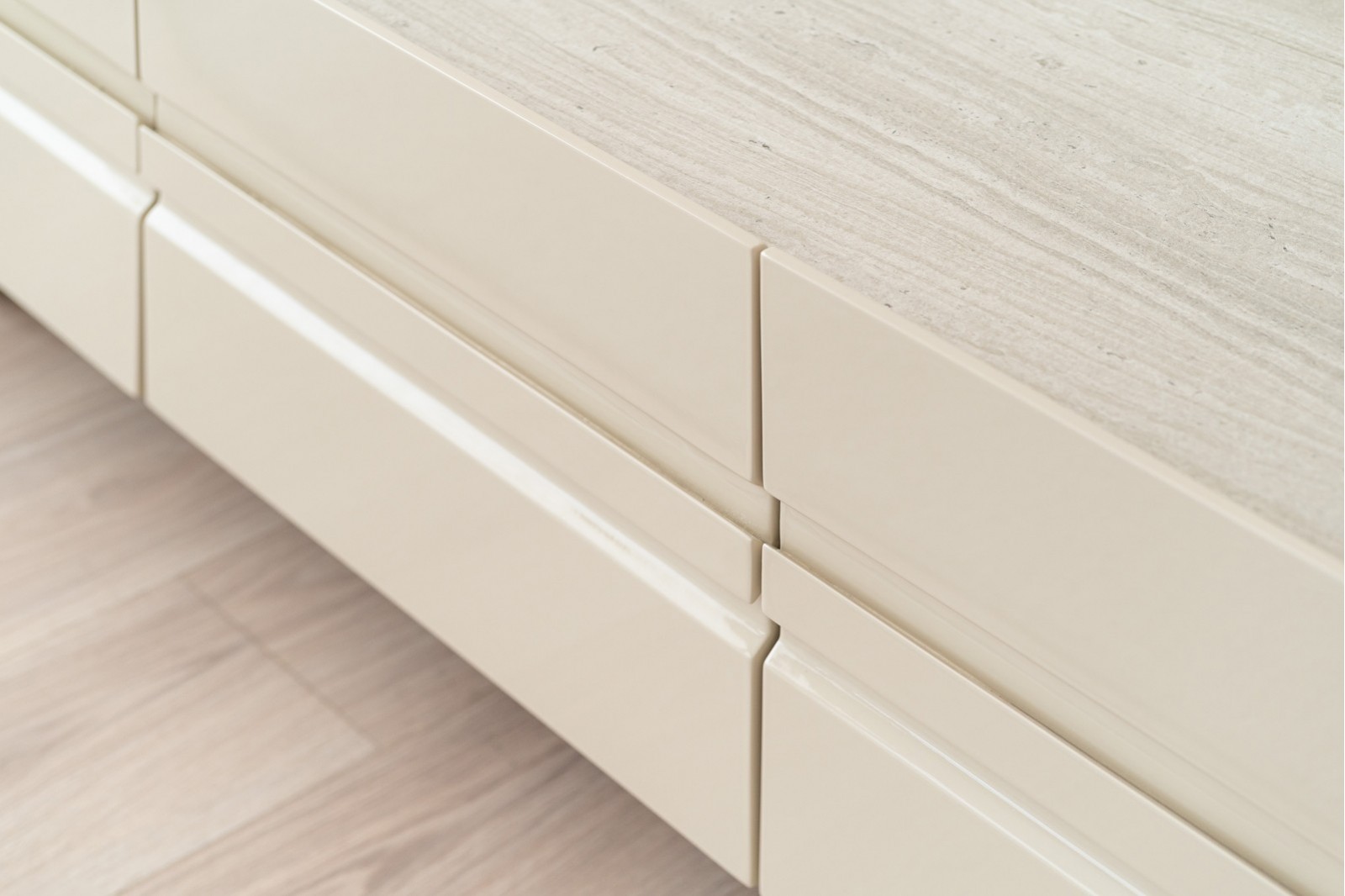 MUEBLE TV EO. CERAMICO Y BEIGE BRILLO