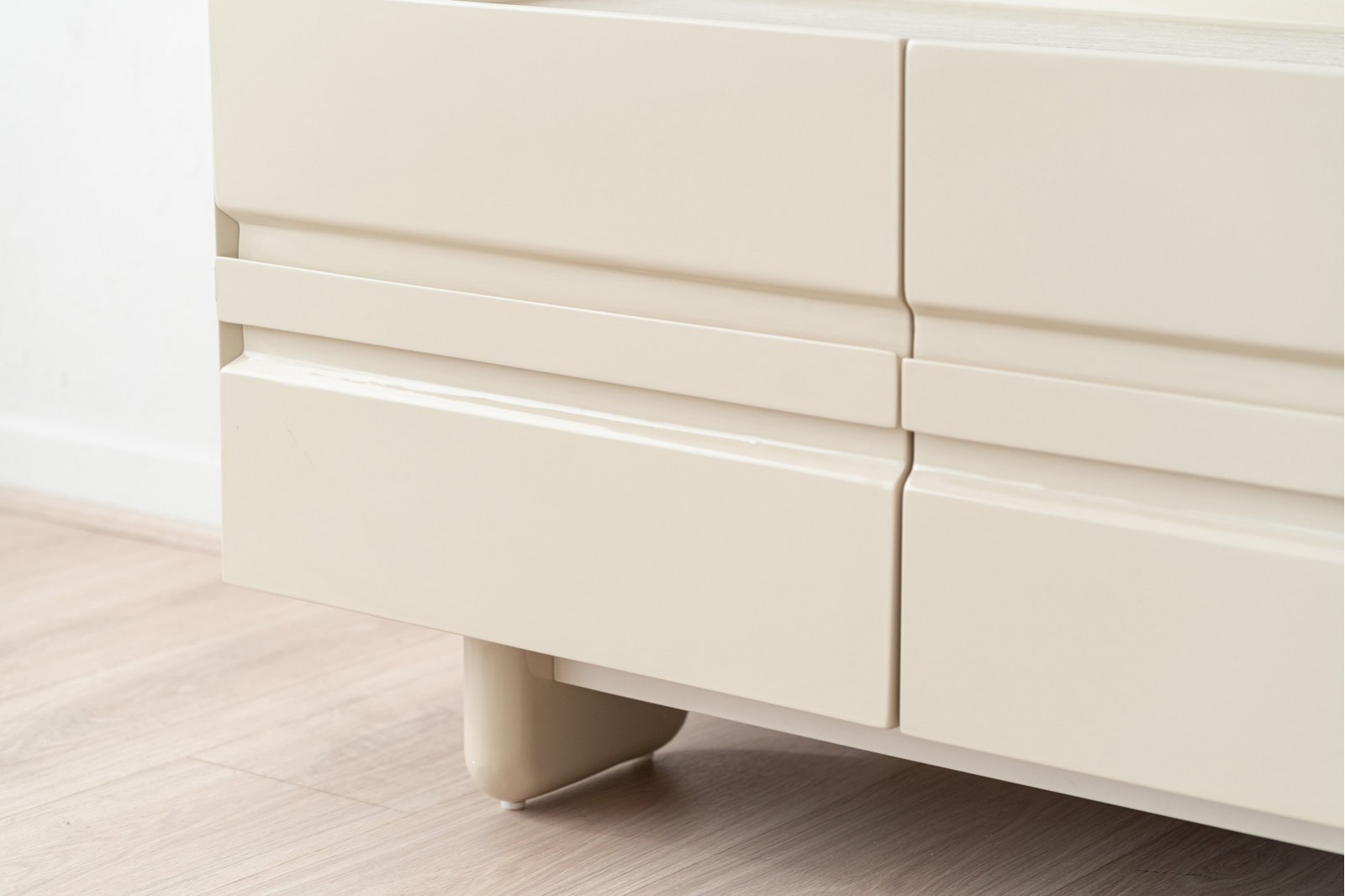 EO TV UNIT. CERAMIC TOP AND GLOSSY BEIGE LACUQER