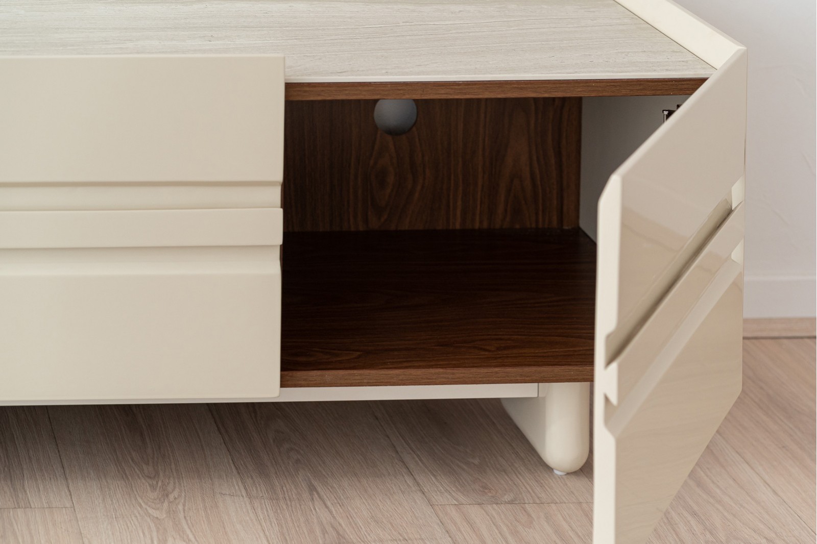 EO TV UNIT. CERAMIC TOP AND GLOSSY BEIGE LACUQER