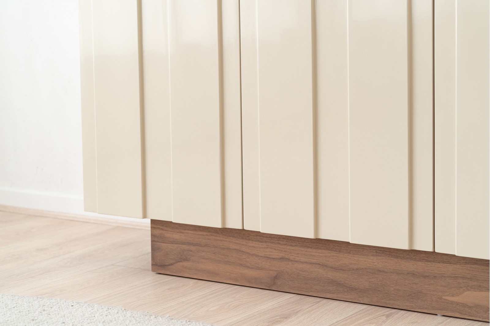 SIDEBOARD OBI. WALNUT AND GLOSSY BEIGE LACQUER