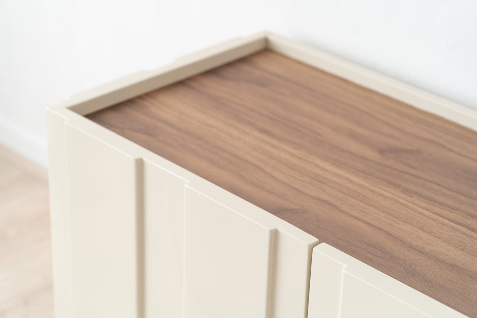 OBI TV UNIT. WALNUT AND GLOSSY BEIGE LACQUER
