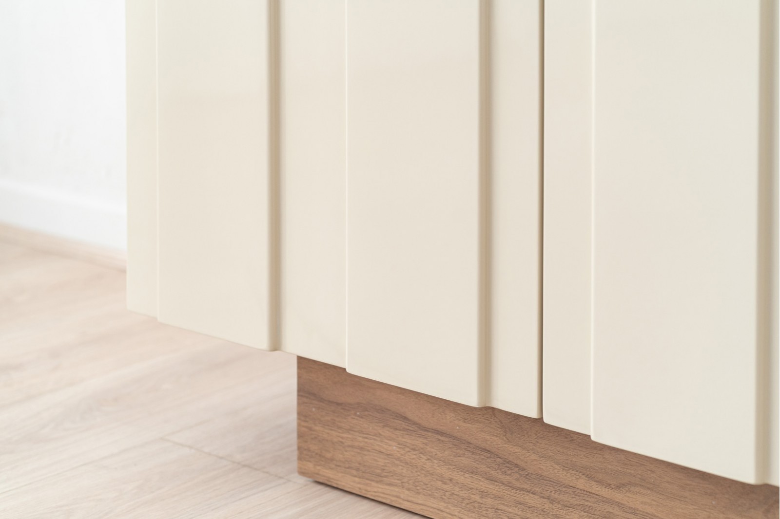 OBI TV UNIT. WALNUT AND GLOSSY BEIGE LACQUER