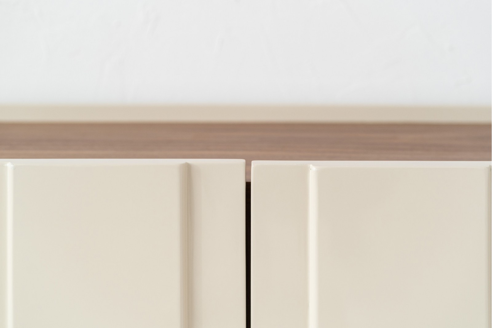 OBI TV UNIT. WALNUT AND GLOSSY BEIGE LACQUER