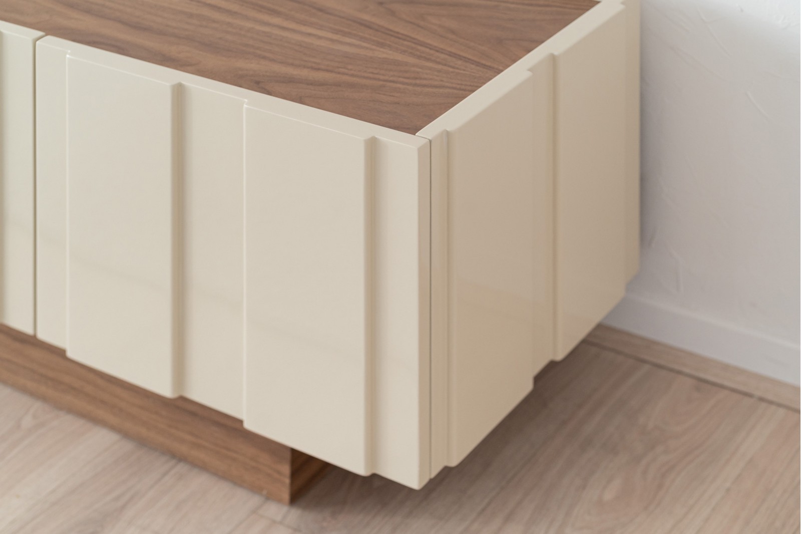 OBI TV UNIT. WALNUT AND GLOSSY BEIGE LACQUER